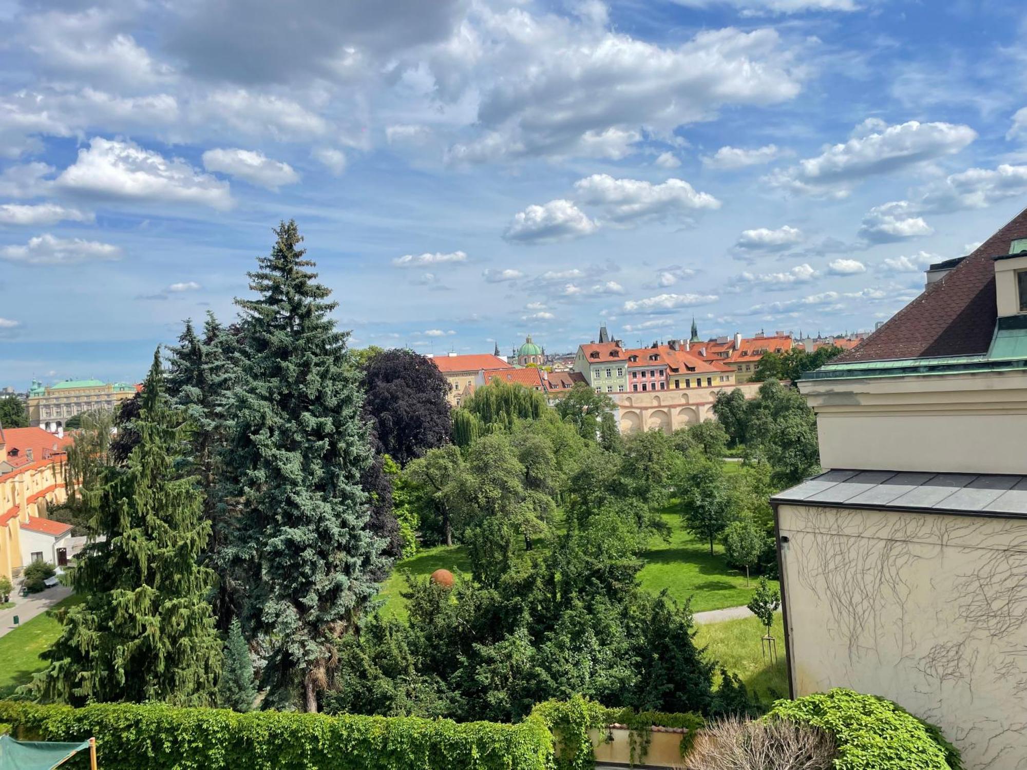 Luxury Family Hotel Royal Palace Prag Dış mekan fotoğraf View of the park